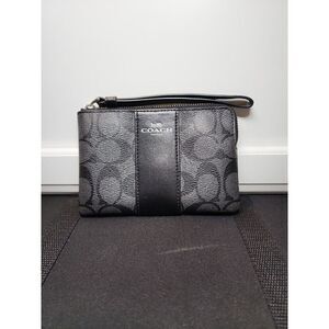 COACH CORNER ZIP WRISTLET (SILVER/BLACK SMOKE)